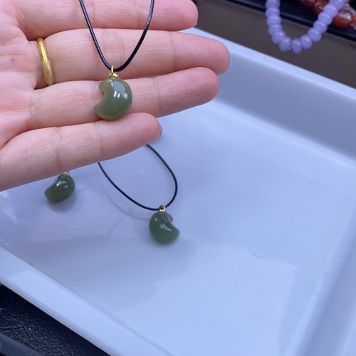 15x13mm和田玉月亮吊坠