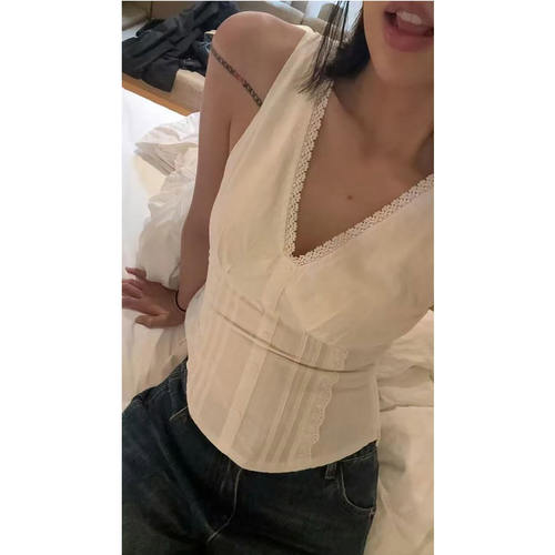 白色纯欲辣妹深V领背心