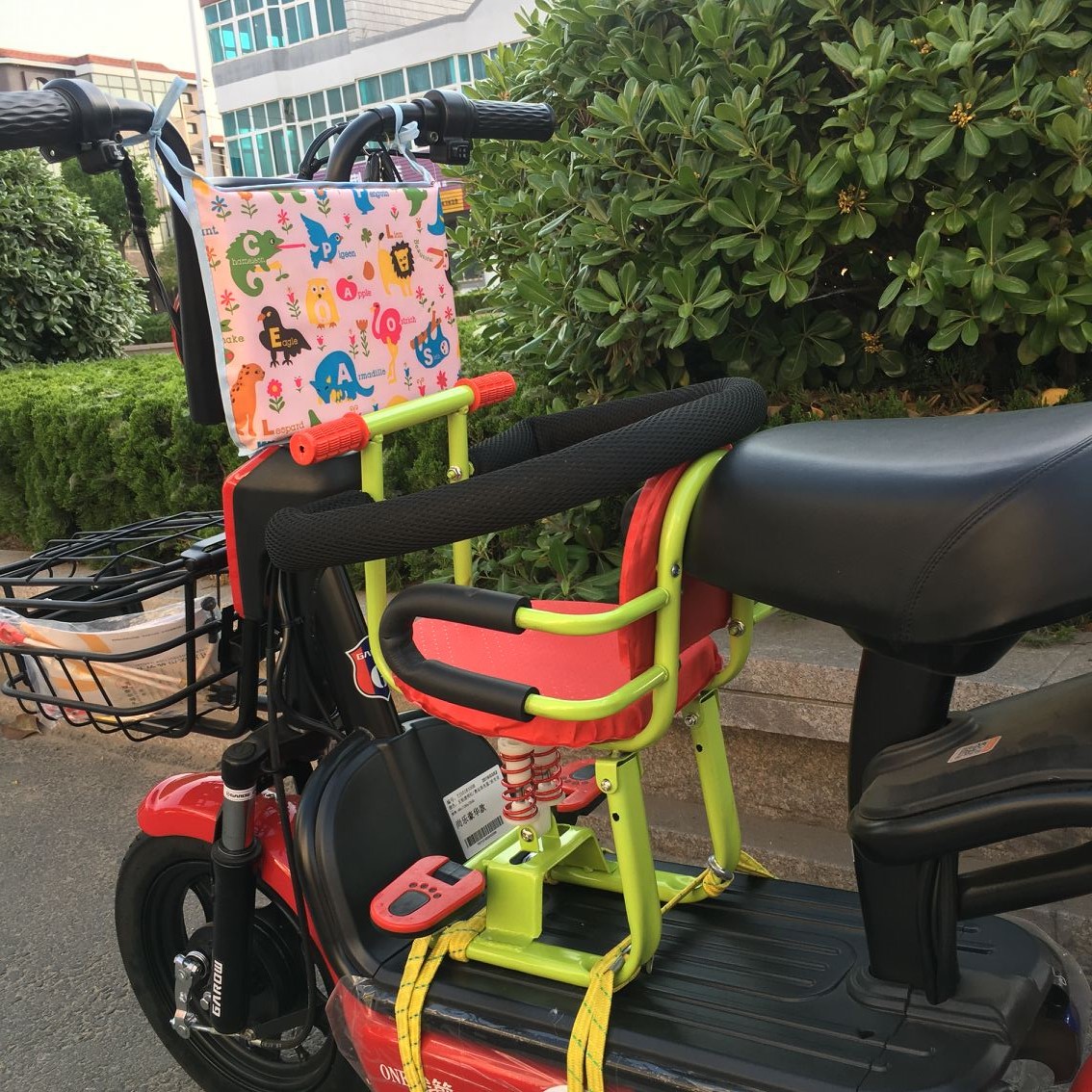 新电动车儿童座椅前置防撞垫小孩宝宝踏板车电动车安全座椅防撞品