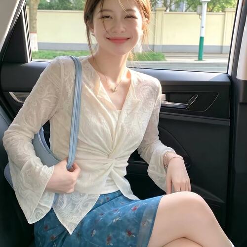 设计感米白色V领扭结蕾丝长袖t恤女2026新款夏季穿搭罩衫薄纱上衣