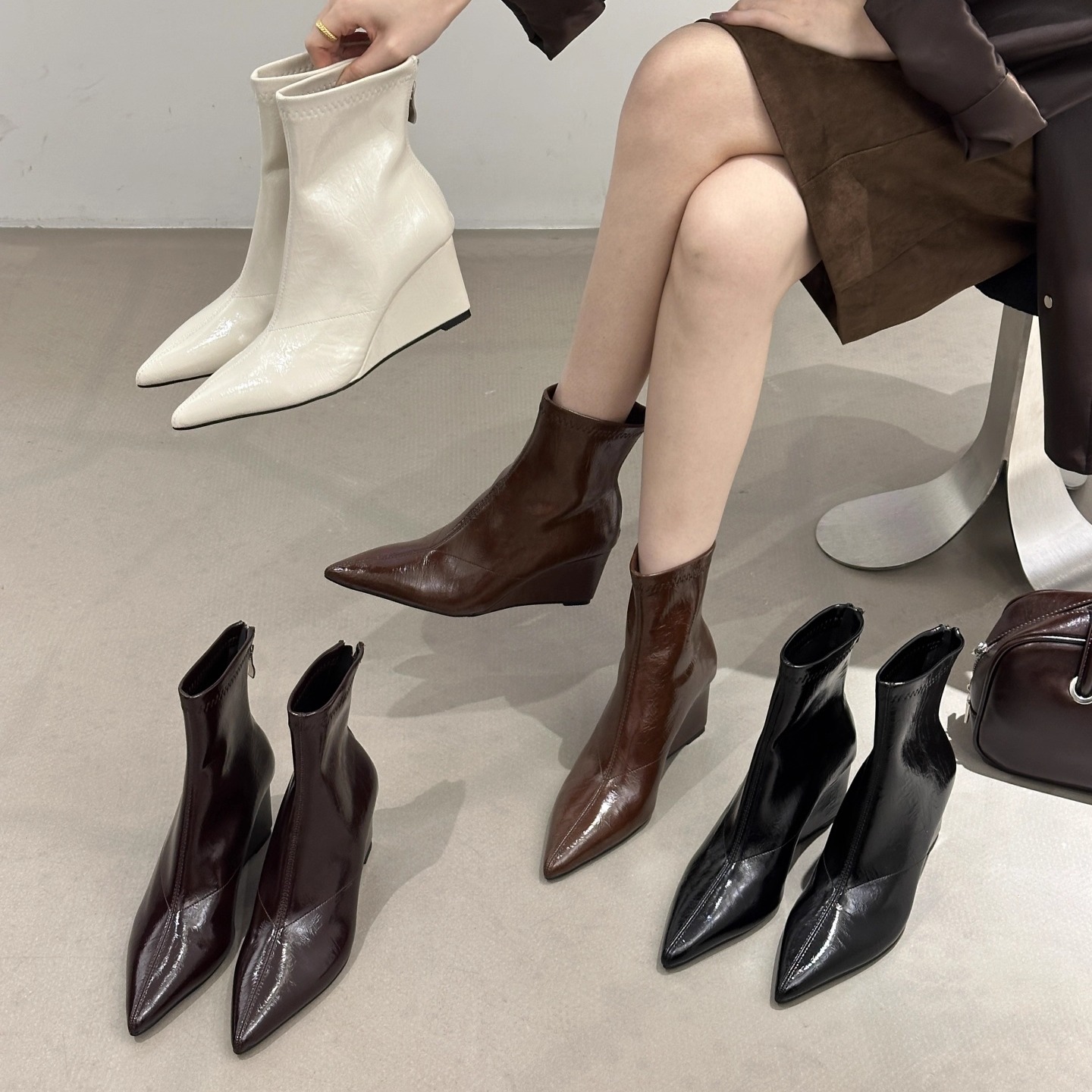 内增高马丁靴女2025新款秋冬气质显瘦尖头坡跟高跟短靴后拉链靴子