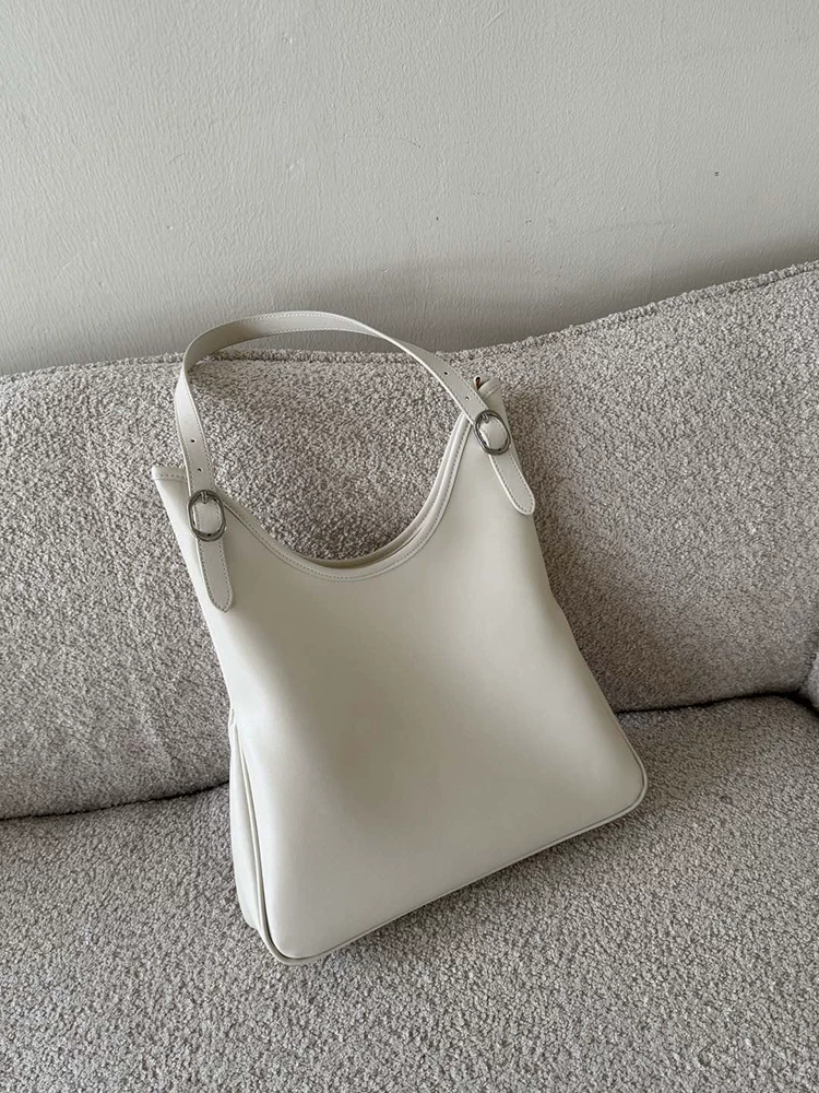 Leather one-shoulder bag, capacious shoulder bag, high-end