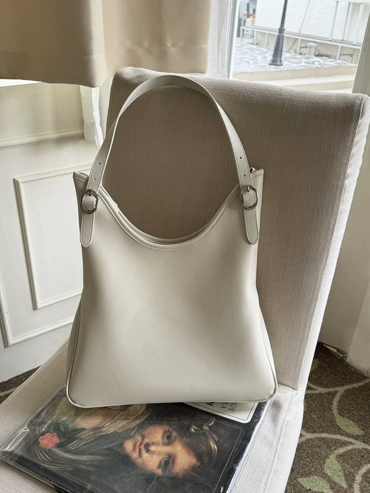 Leather one-shoulder bag, capacious shoulder bag, high-end