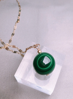 女天然孔雀石绿水晶吊坠