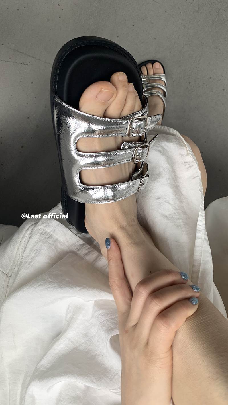 Last皮带扣银色软底凉拖女