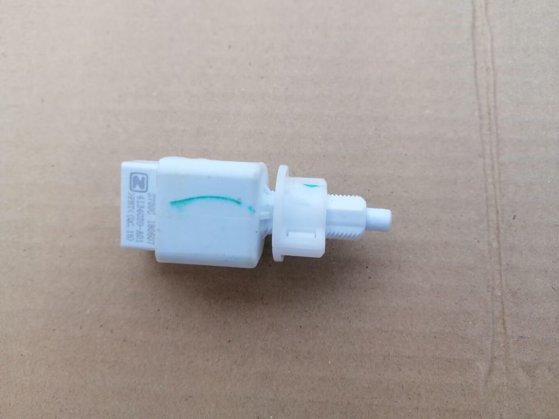 众泰芝麻E30刹车灯开关