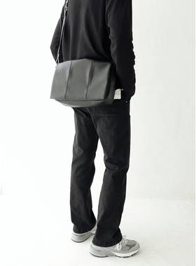 新款质感男士斜挎包休闲潮流大容量邮差包黑色电脑通勤皮质单肩包