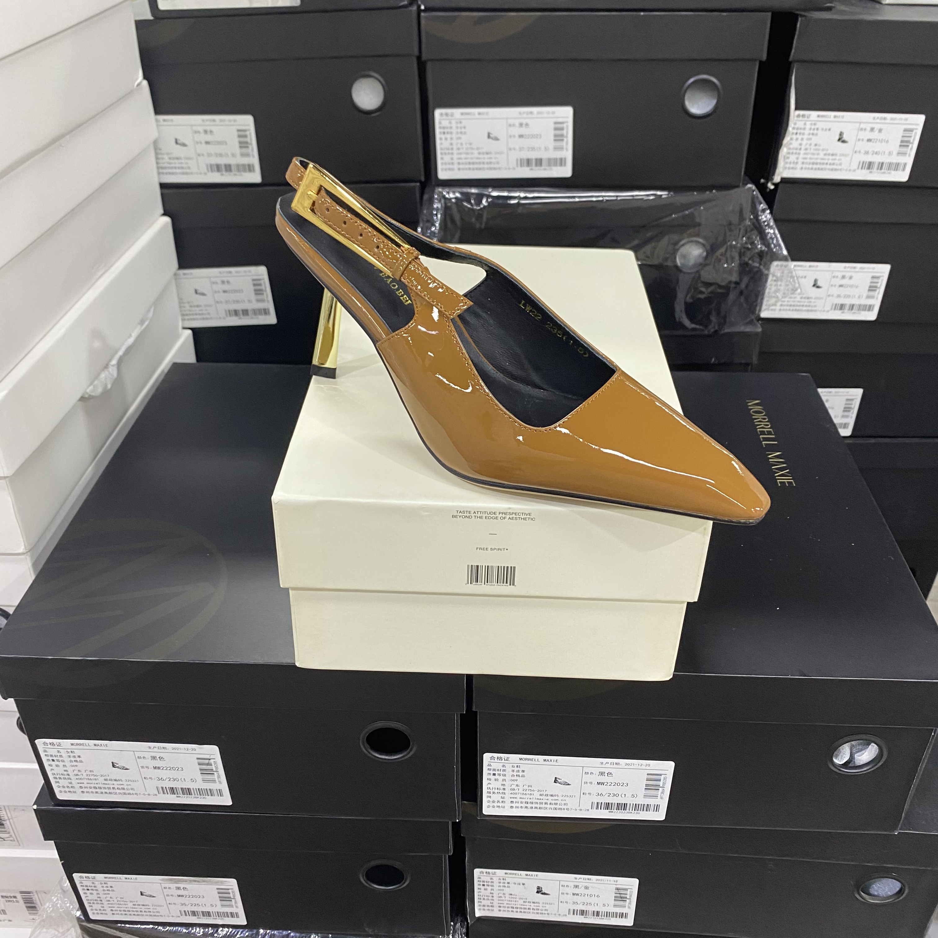 店主推荐！欧洲设计师轻奢品牌胎牛漆皮气质细跟后空单鞋LW22咖色