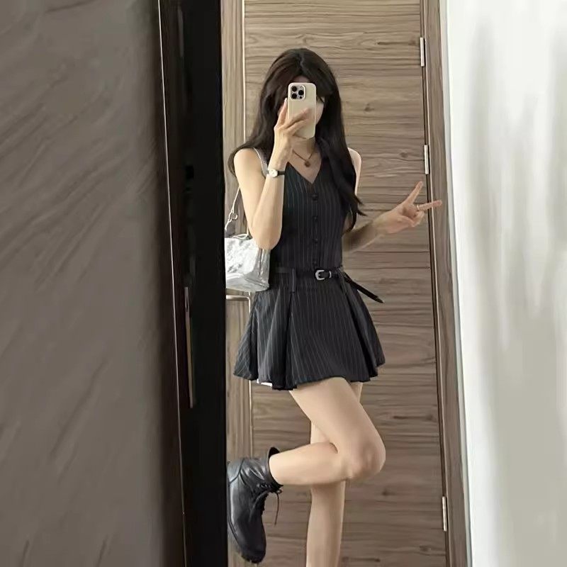 无袖挂脖学院风V领连衣裙女早春气质显瘦纯欲收腰短裙a字百褶裙子