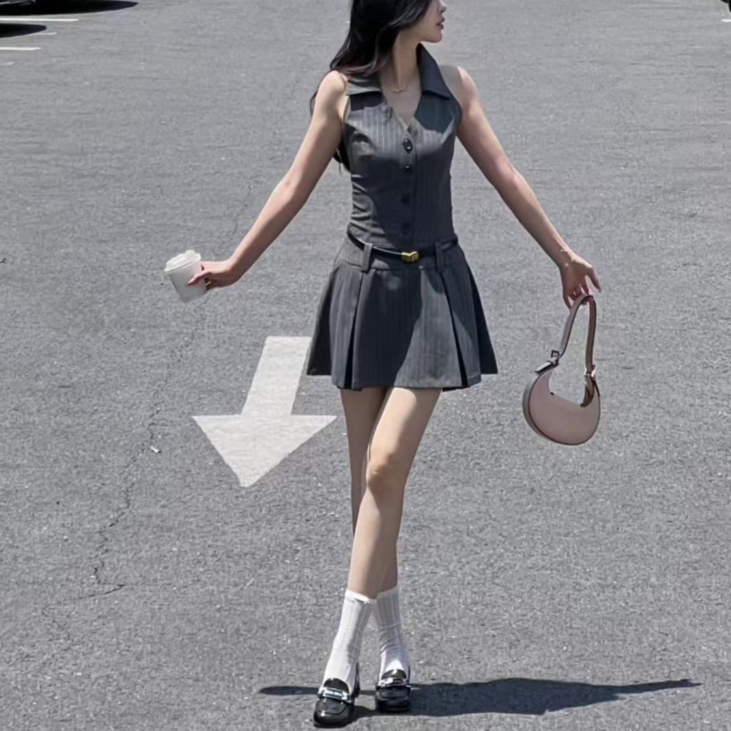2024新款时尚挂脖翻领连衣裙女秋装无袖短裙辣妹收腰a字百褶裙子图片