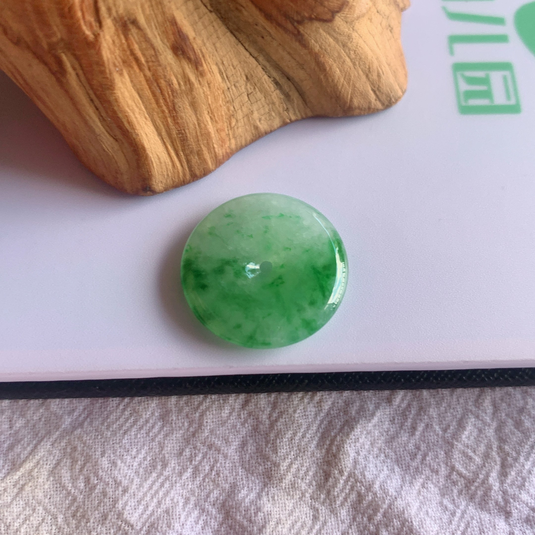缅甸A货翡翠冰飘花平安扣吊坠