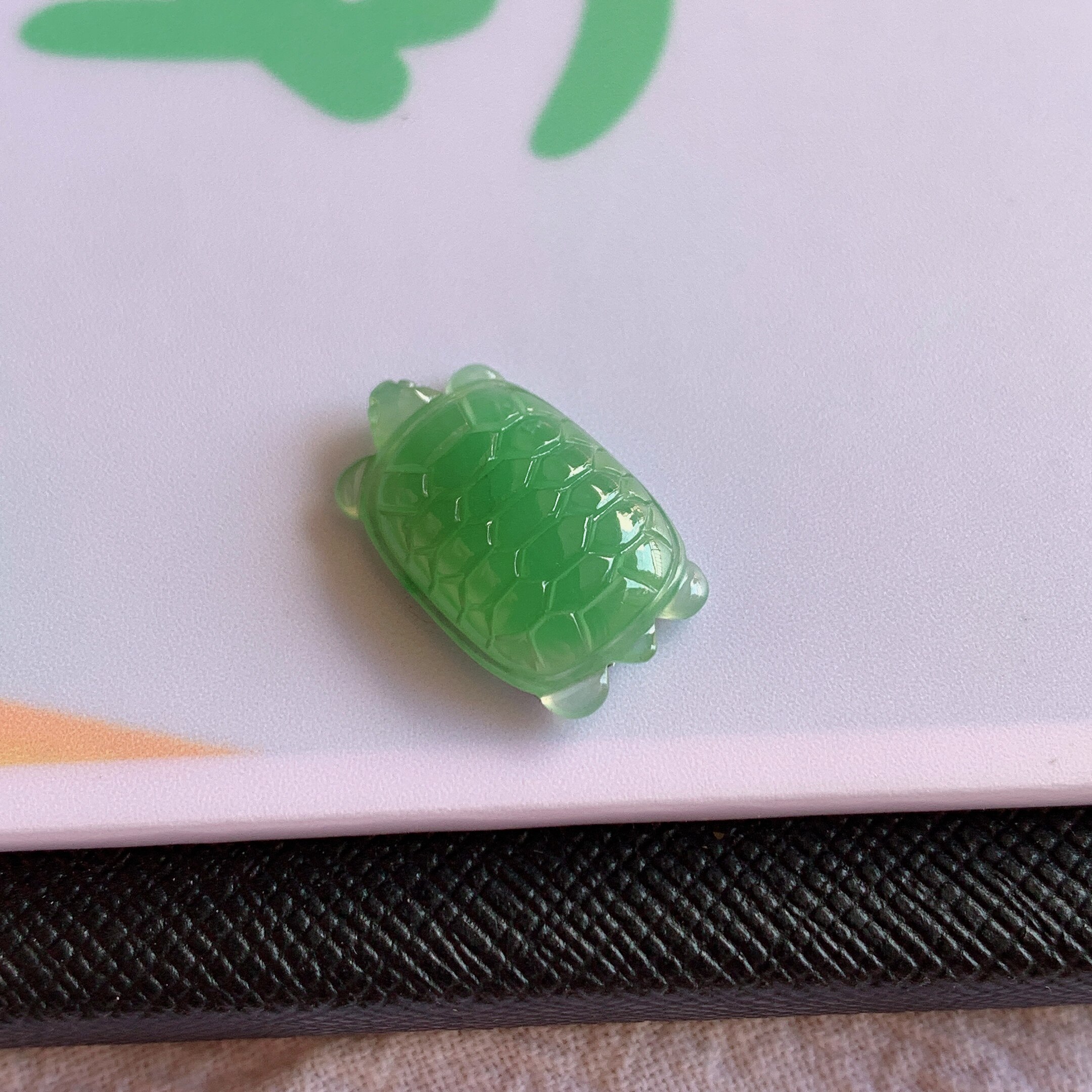 缅甸A货翡翠冰种晴底乌龟镶嵌件