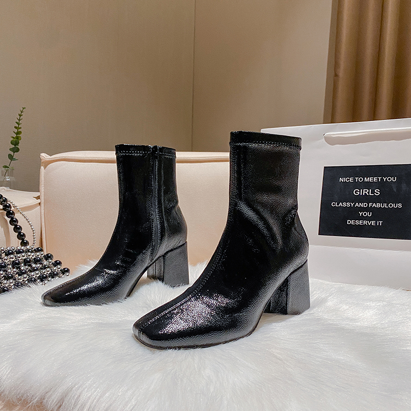 黑色漆皮短靴女款秋冬侧拉链女靴