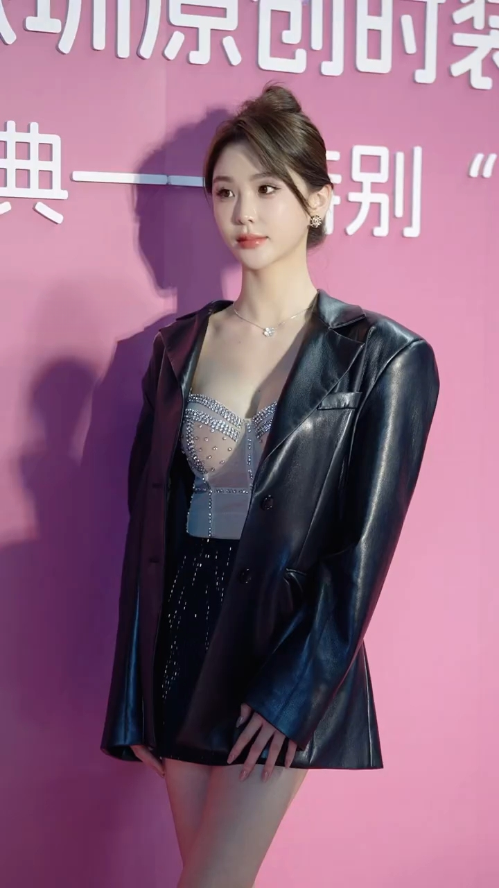杨紫同款皮草“炸场皮衣”新款绵羊皮真皮皮衣外套女鱼骨钉钻抹胸