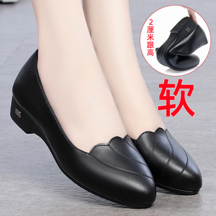 妈妈鞋子女2023春秋款新款软底女单鞋平底舒适坡跟中年中老年皮鞋