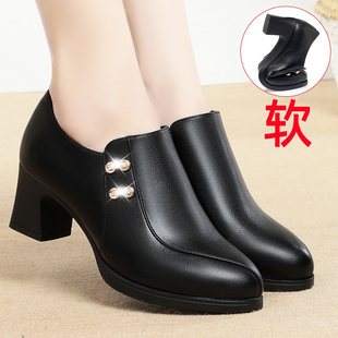 妈妈鞋子软底女舒适春季单鞋2023年新款中年女鞋中跟真皮粗跟皮鞋