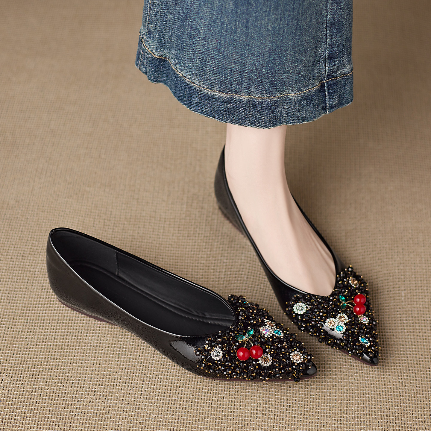 2026春夏款气质水钻巨好看单鞋女尖头浅口平底鞋一脚蹬黑色工作鞋