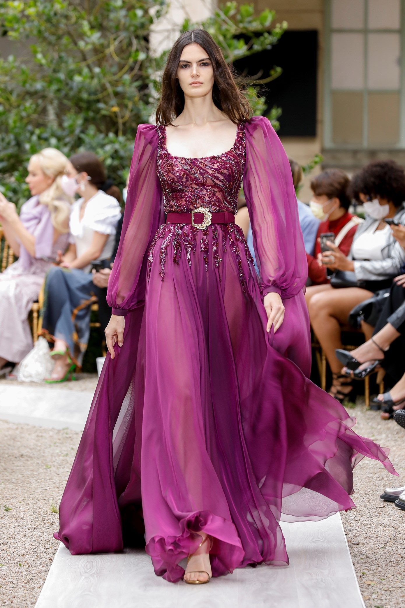 zuhair murad 2025年紫红色雪纺泡泡袖方领钉珠飘逸晚礼服敬酒服