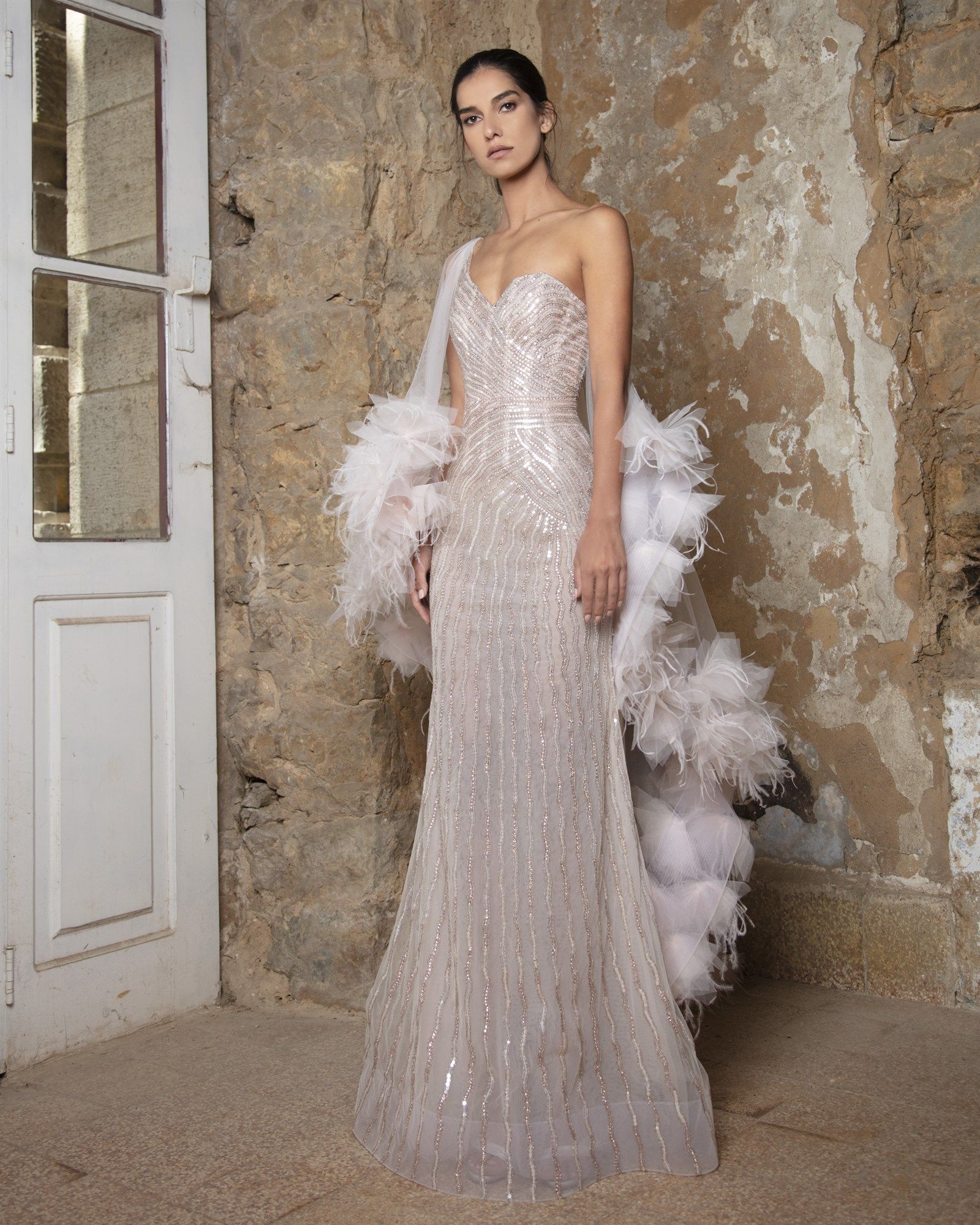 rami kadi 单肩羽毛白色亮片钉珠显瘦复古年会红毯晚礼服新款婚纱