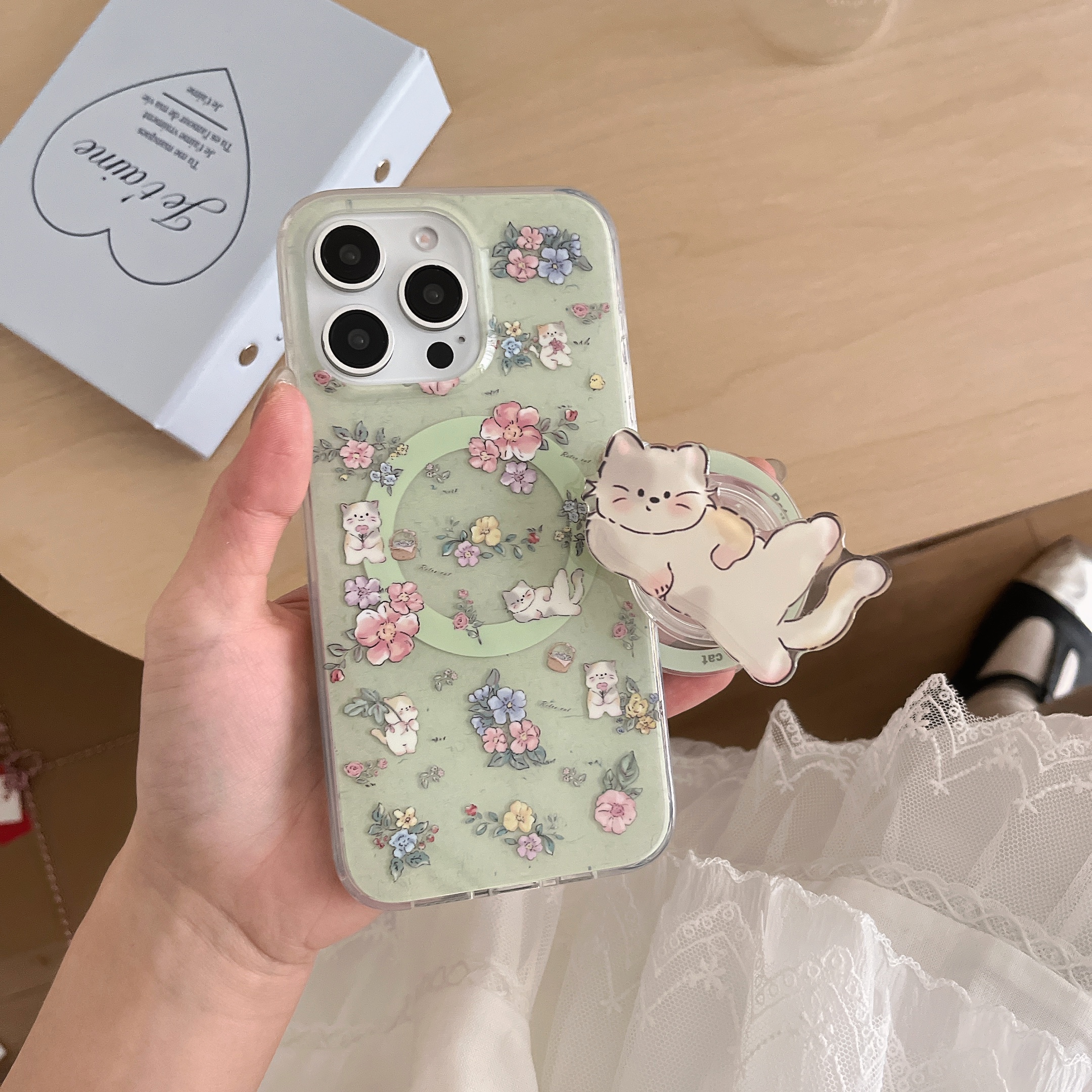 双层印花imd磁吸绿色春夏日花朵平躺猫咪手机壳适用iphone16promax大孔防摔苹果15趣味女生可爱14亮面13趣味