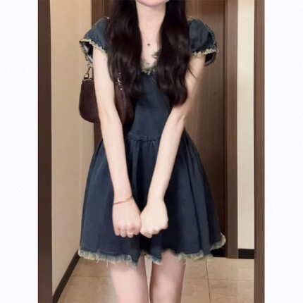 夏季新款赫本风复古毛边V领牛仔连衣裙女气质高级感遮肚显瘦短裙