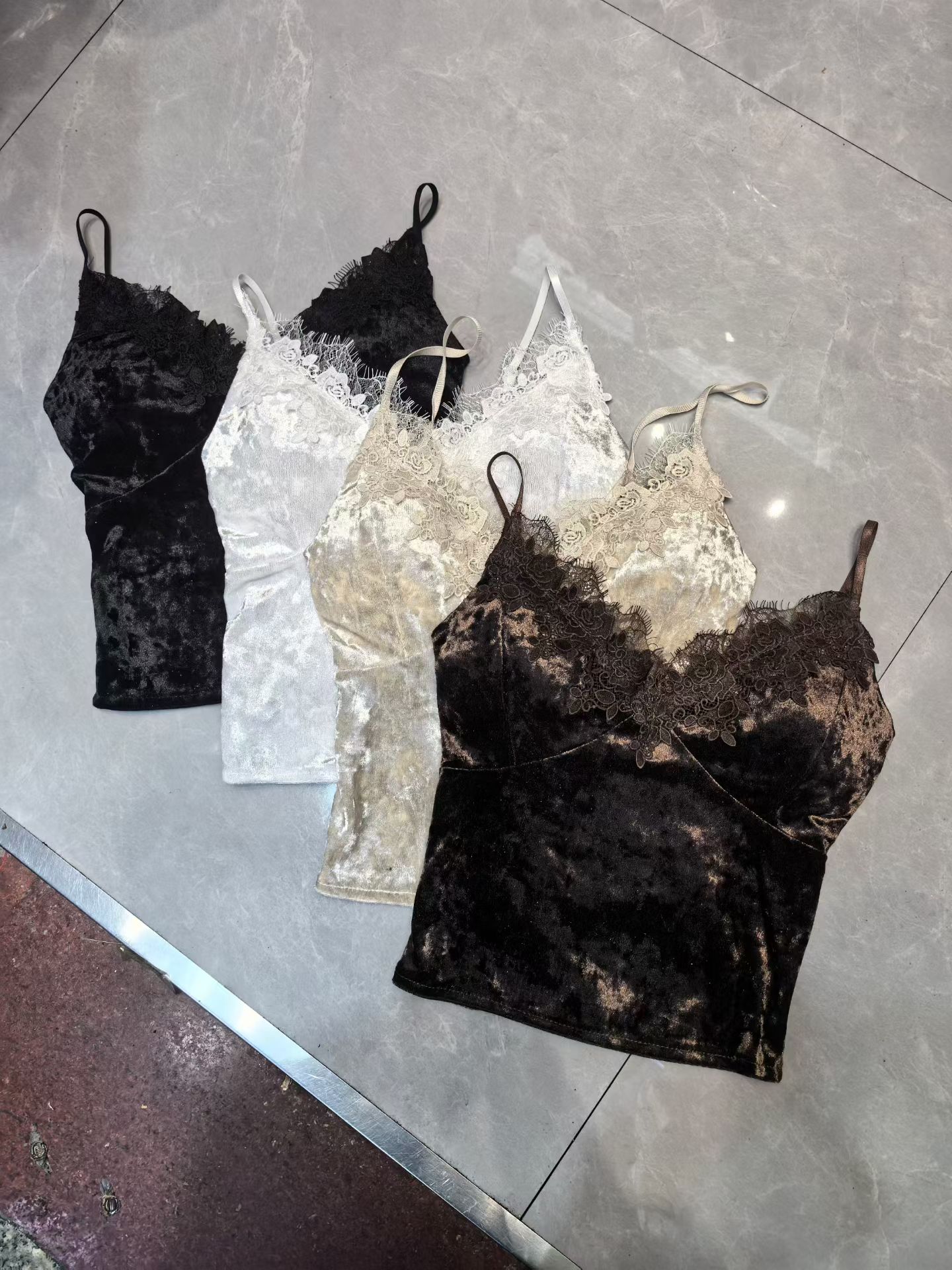 十三行2025新款丝绒吊带背心女新款性感内搭外穿一体式带胸垫