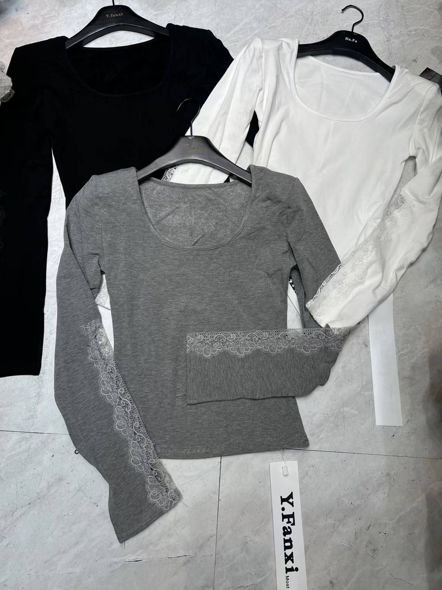 2025新款秋冬时尚设计感辣妹蕾丝拼接长袖磨毛U领打底衫上衣女