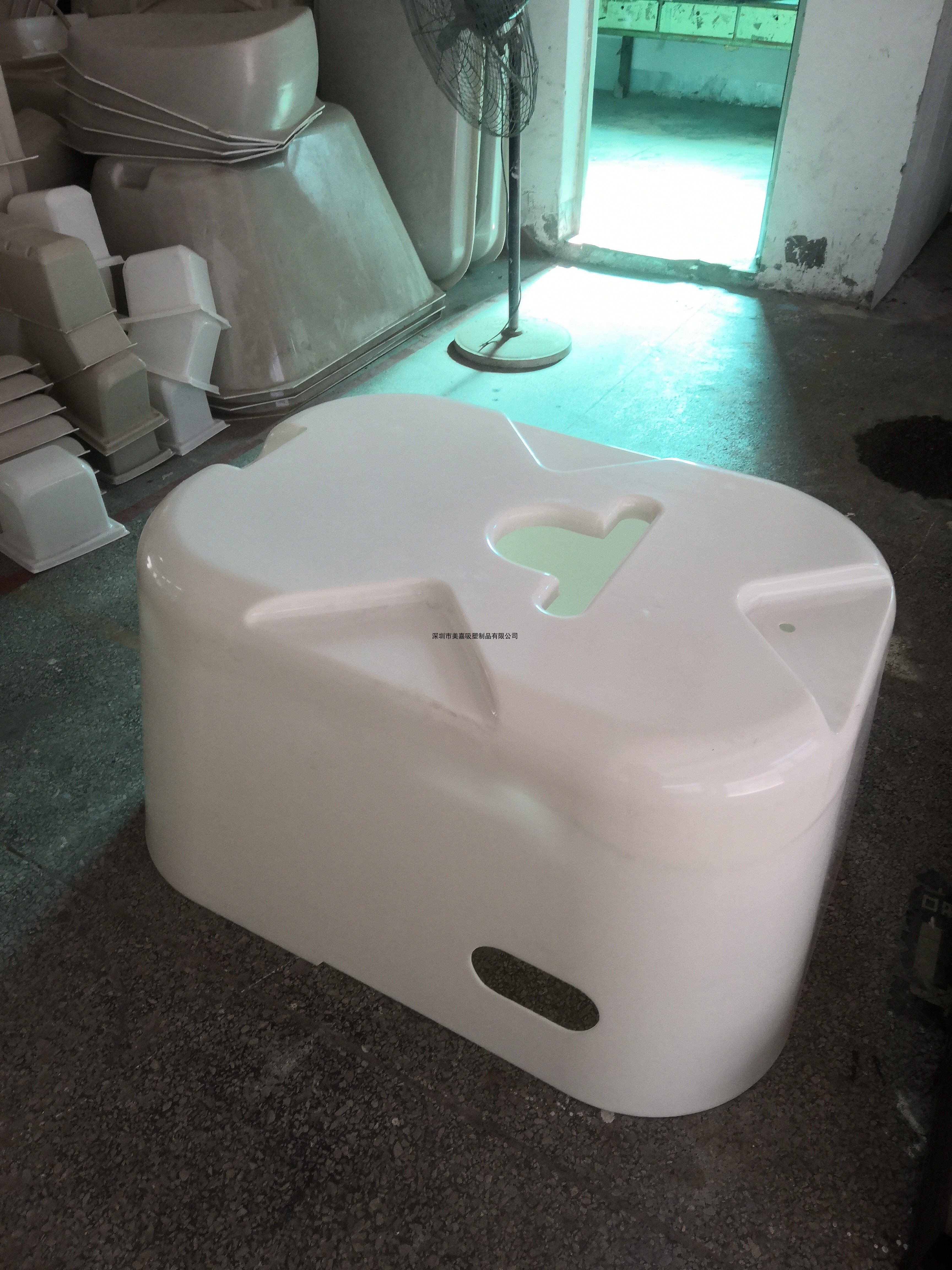 厂家直销厚片吸塑成型酒柜车载冰箱内胆PC尾板医用配件多灯罩加工