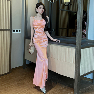 御姐风V领缎面吊带连衣裙女性感显瘦长裙气质工作服2026秋冬新品