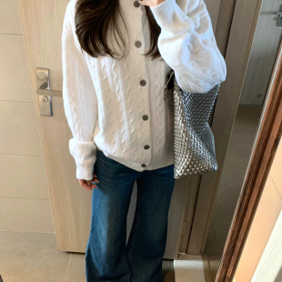 白色麻花毛衣外套女2026春秋韩系慵懒风小个子宽松巨好看时尚开衫