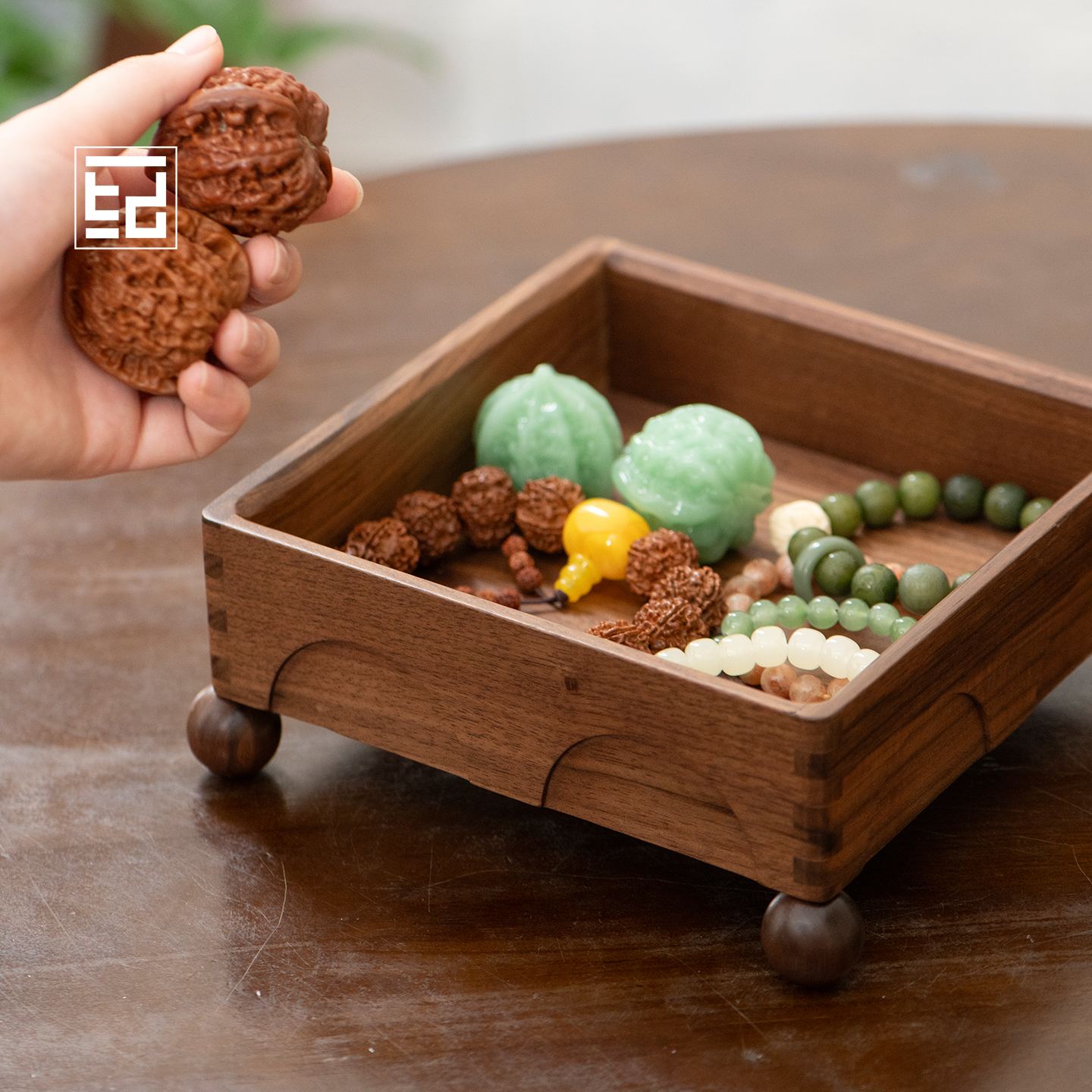 雅木为盘，饰放光华，方形首饰盘