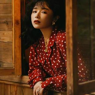 早春新款超显白酒红色波点西装领衬衣轻熟港风双口袋设计长袖衬衫