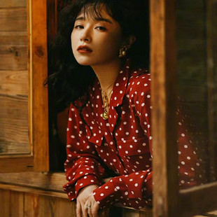 春日氛围感穿搭酒红色波点西装领衬衫时髦设计感法式显白长袖上衣