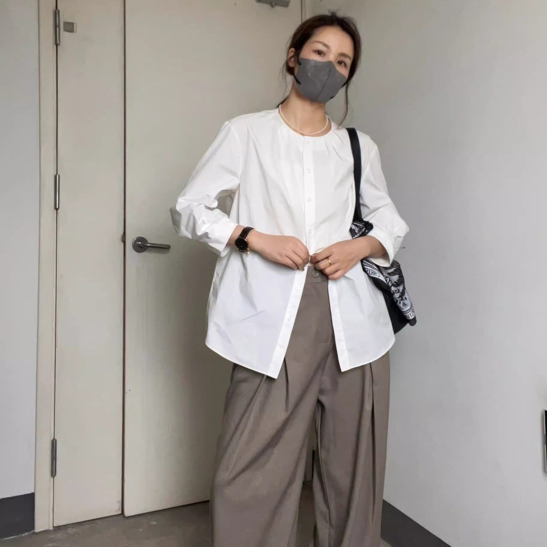 休闲港风七分袖压褶圆领白色衬衫