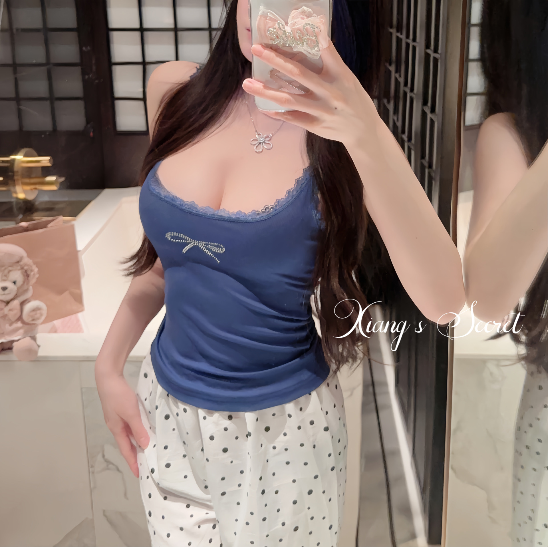 蕾丝蝴蝶结烫钻吊带背心性感