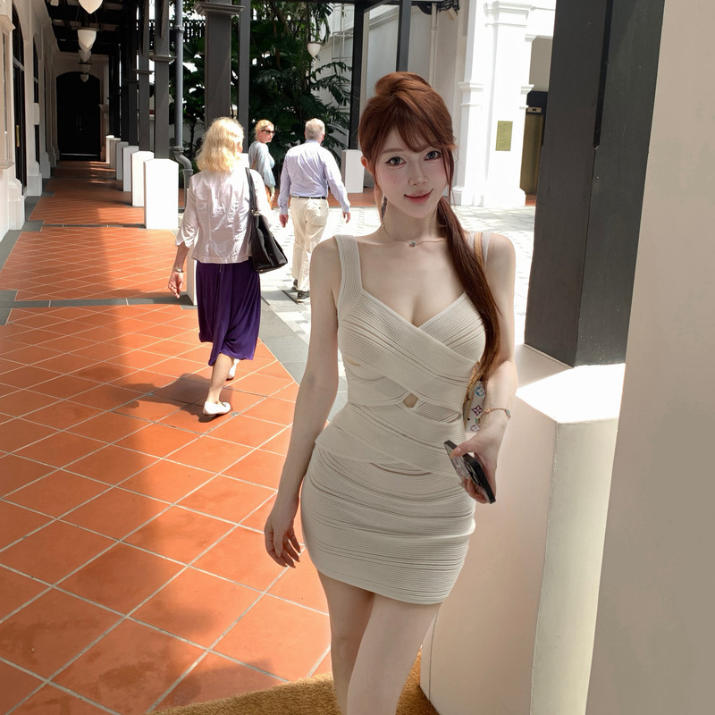 M900吊带连衣裙女2026夏新款收腰显瘦包臀镂空设计感修身短款裙子