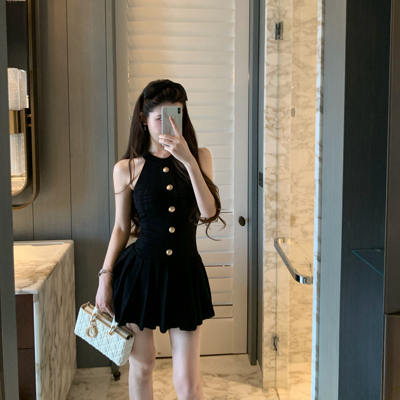 M900连衣裙女2026新款夏挂脖露肩收腰显瘦A字设计感名媛小黑裙