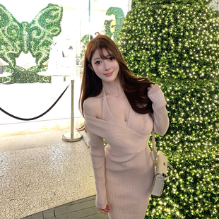M900长袖 显瘦露肩包臀裙辣妹穿搭 纯欲风挂脖针织连衣裙女秋冬修身