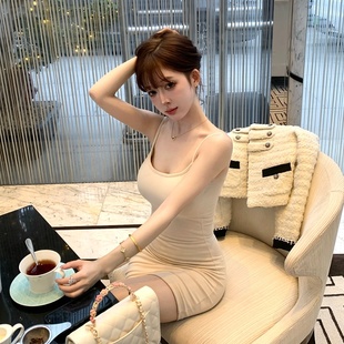 M900吊带连衣裙性感2025年新款 秋冬裙子新年气质包臀裙小个子