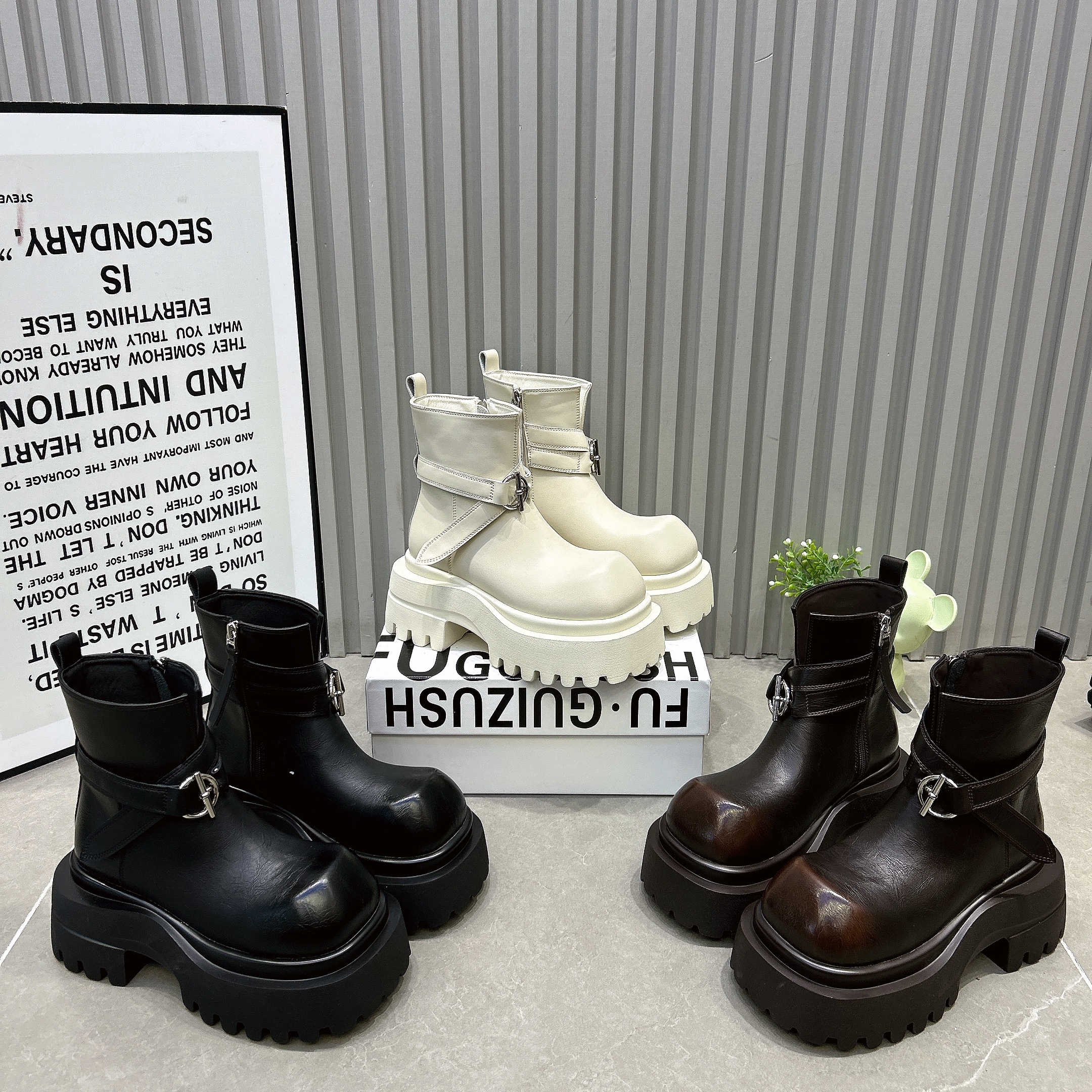 欧货2025新款加绒棉鞋厚底马丁靴女皮带扣圆头时尚休闲短靴棉鞋