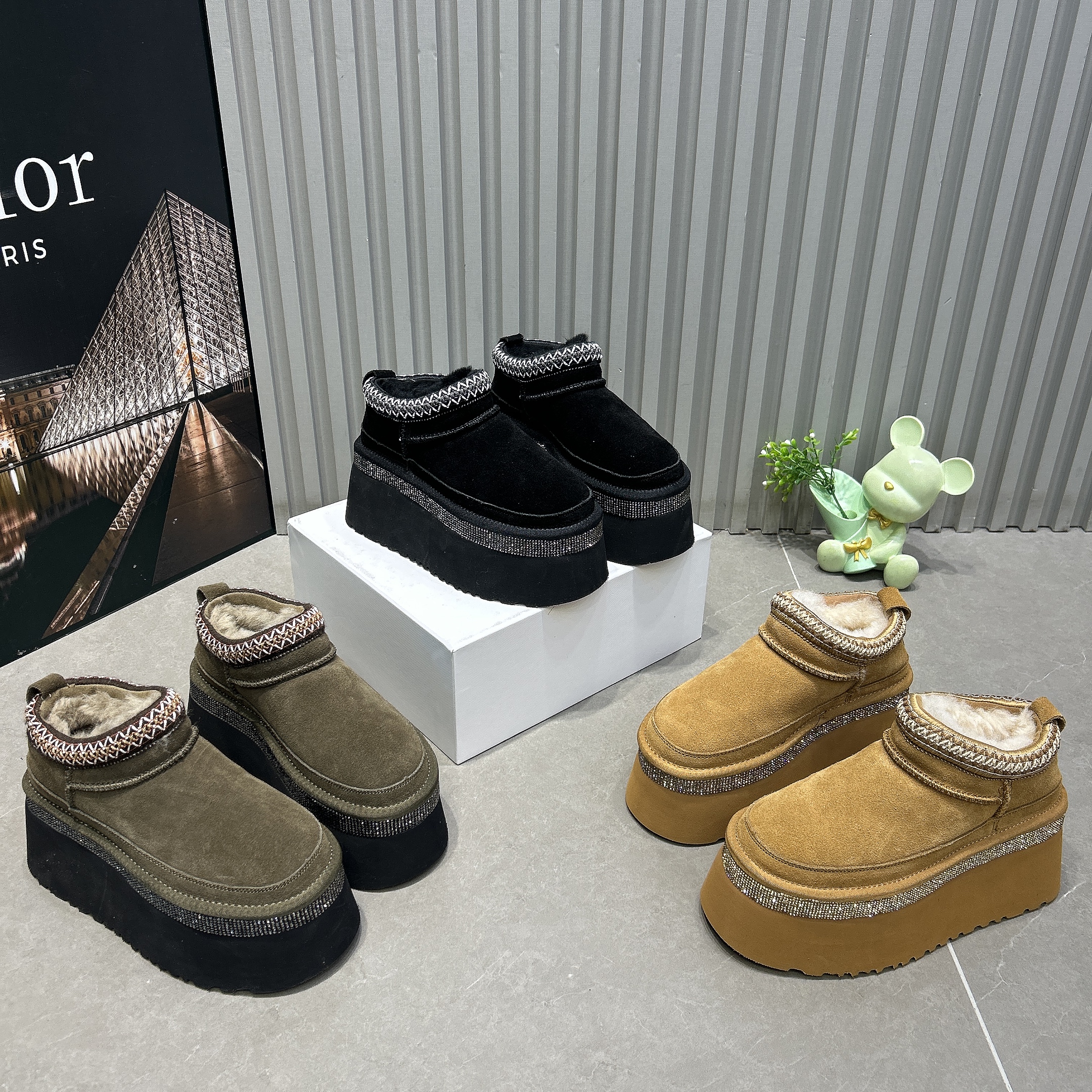 欧货水钻皮毛一体雪地靴增高女鞋2025冬新款真皮厚底一脚蹬松糕底