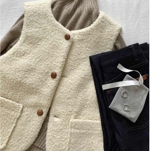 小众复古奶呼呼羊羔毛马甲女秋冬气质休闲叠穿外搭加厚坎肩外套