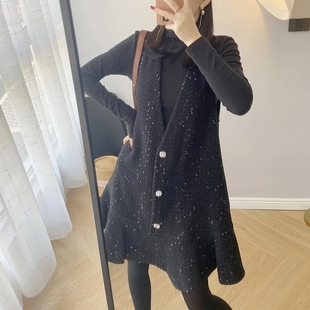 别致小香风V领背心裙2024秋冬黑色坎肩马甲裙宽松荷叶边a字连衣裙