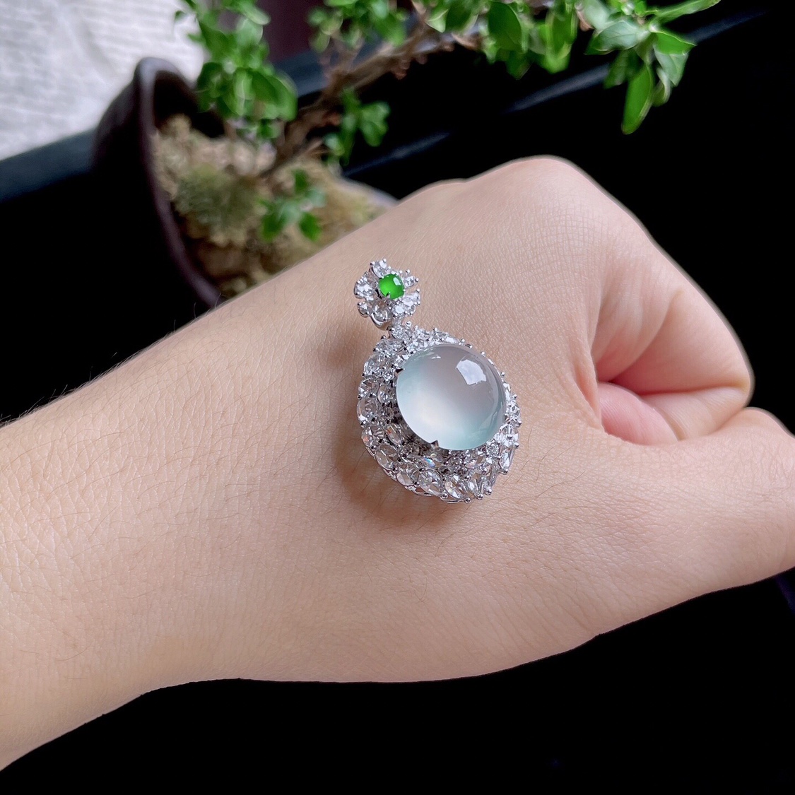 2025天然缅甸翡翠A货高冰白月光蛋面吊坠18K金镶嵌1101ZC112