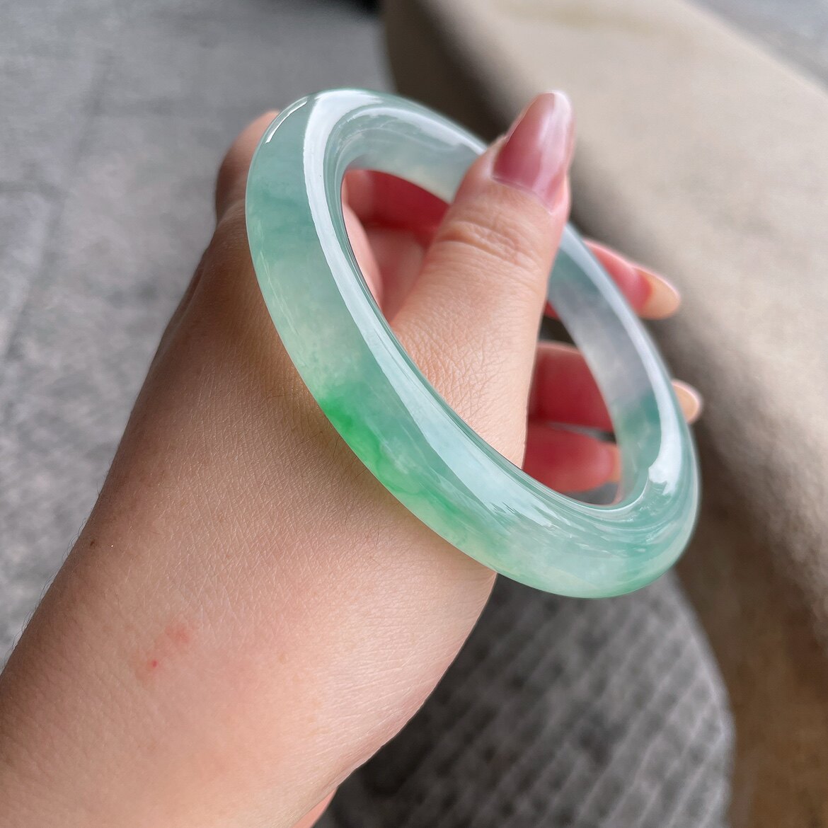 2025天然缅甸翡翠A货冰晴飘绿花圆条手镯59圈口1030QH9