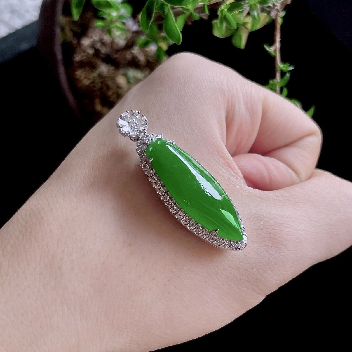 2025天然缅甸翡翠A货冰种阳绿福瓜精美吊坠18K金镶嵌1211JP115