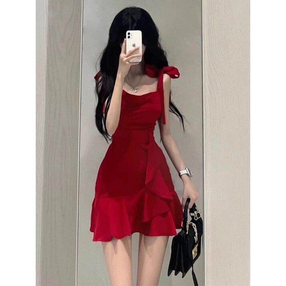 连衣裙2026正流行显瘦红色巨好看短裙显瘦显高白吊带裙子度假派对