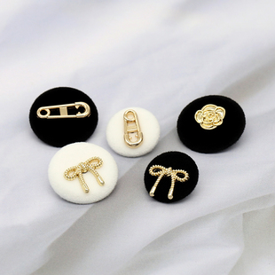 新款 口扣子蝴蝶结别针山茶花扣 植绒黑白色金属钮扣女小香风西装 袖