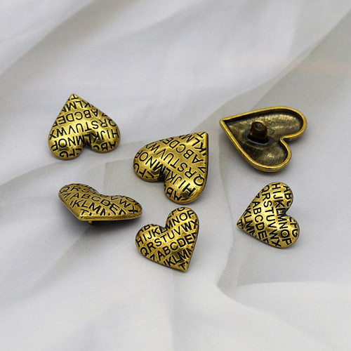 复古金属心形字母纽扣女式毛衣