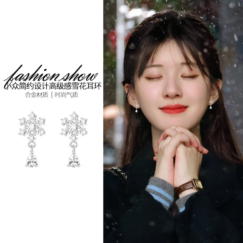 小众雪花耳夹女2025新款轻奢气质耳钉耳坠独特漂亮高级感秋冬耳饰